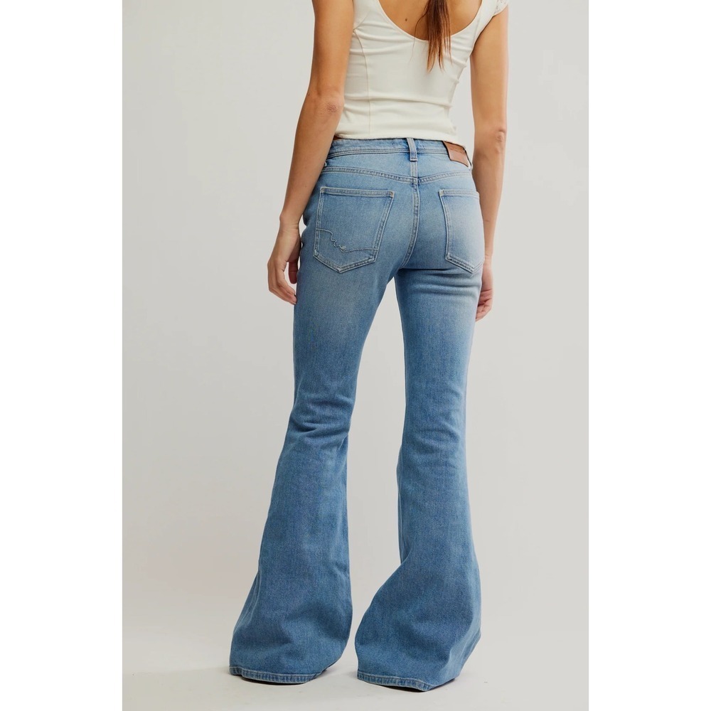Free People Love Bomb Flare Jeans Light Wash Denim Size 24 NWT - Picture 2 of 9